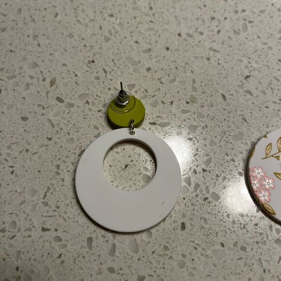 Flower Detail Circle
Shaped Hollow Out Acrylic
Pendant Earrings - Picture 5 of 10